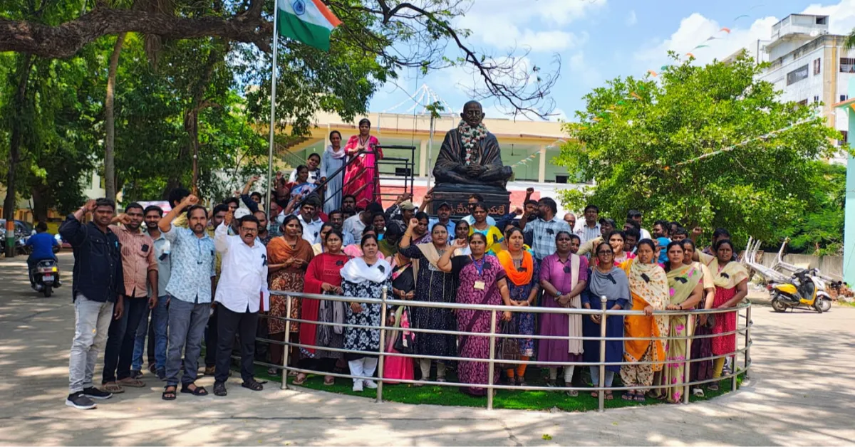 ఐక్యత చాటిన గ్రామ, వార్డు సచివాలయ ఉద్యోగులు - JAC పిలుపు తో నల్ల బ్యాడ్జి లతో విధులకు హాజరు