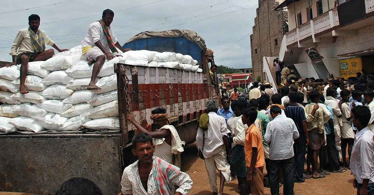 ఏపీకి 17,293 మెట్రిక్‌ టన్నుల యూరియా సరఫరా